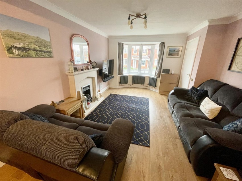 Images for Horseshoe Crescent, Peatmoor, Swindon