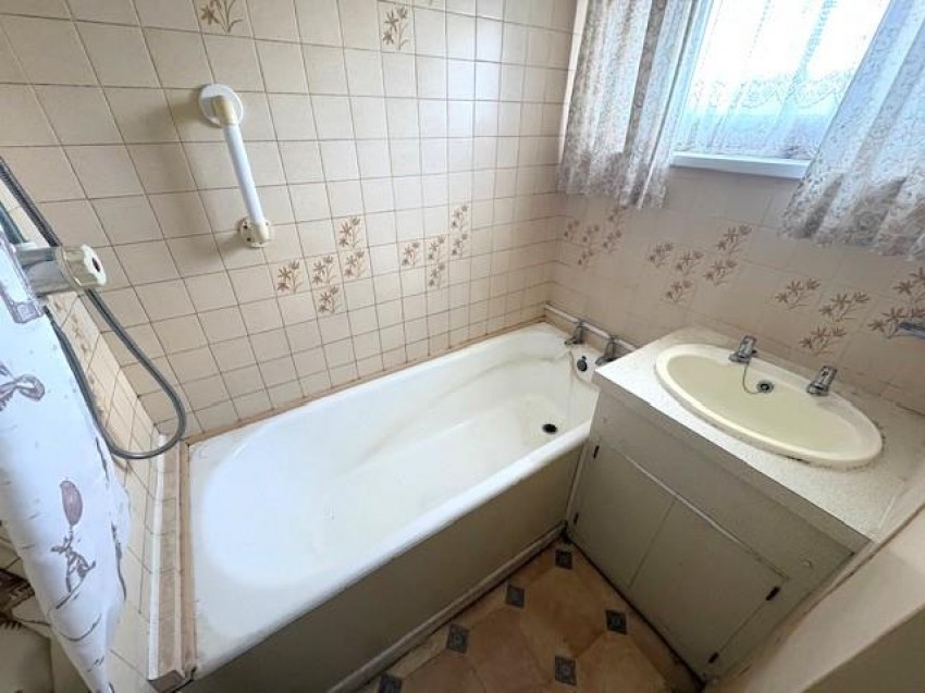 Images for Kingswood Avenue, Park North, Swindon